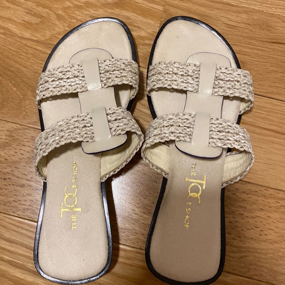 Beige flat size 6
